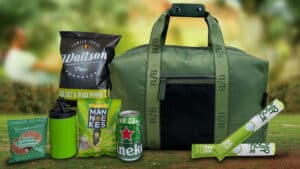 Groen zomerpakket met RPET-reistas, lekvrije thermosbeker, mocktails en zomerse snacks